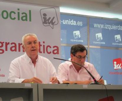 Cayo Lara (IU) junto a José Luis Centella (PCE), en la rueda de prensa de esta manaña.