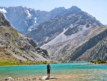 Un senderista junto al lago Kulikalon, en las montañas Fann, en Tayikistán.