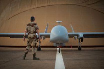 Un soldado francés ante un avión no tripulado Harfang en la base de Nyamey (Níger).