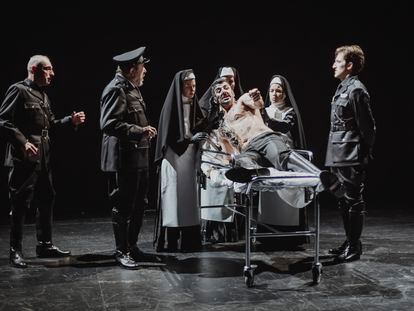 Escena de la obra 'Macbeth', Teatre Lliure, Barcelona. Fotografía: SÍLVIA POCH