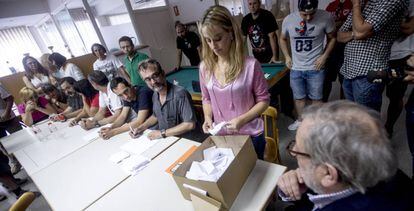 Miembros del comit&eacute; de huelga de Eulen hacen el recuento de votos tras la asamblea de trabajadores celebrada en El Prat de Llobregat (Barcelona) el domingo. 