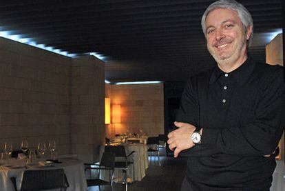 Juan Miguel Sola, propietario del restaurante La Manduca de Azagra, en  su local, diseñado por el arquitecto Patxi Mangado.