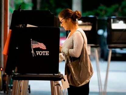 Una mujer ejerce su derecho a voto en marzo en Miami, Florida.