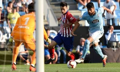 Araujo disputa el balón contra Kalinic del Atlético.
