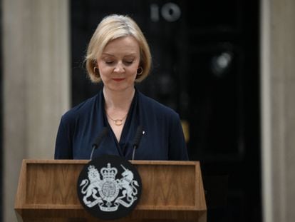 La primera ministra británica, Liz Truss, este jueves durante la comparecencia en Downing Street en la que ha anunciado su dimisión.