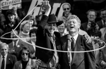 El entonces aspirante del Partido Demócrata a la presidencia de Estados Unidos, Bill Clinton, en un mitin de su campaña electoral en Filadelfia, en 1992.
