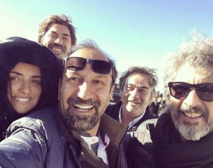 Selfi del fin de rodaje de Farhadi con su reparto.