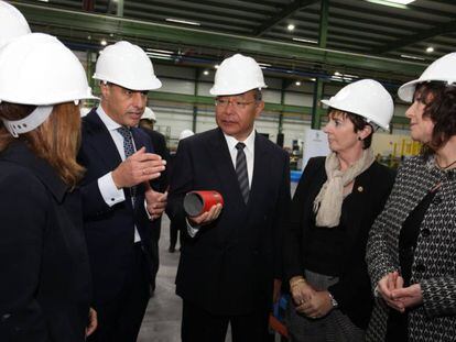 El representante de la fima japonesa entre el director general de Tubos, Enrique Arriola y la consejera de Industria