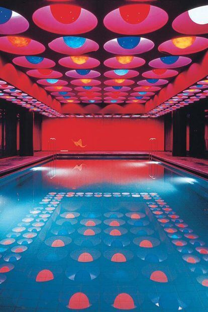 Piscina multicolor

Esta instalación formaba parte de los psicodélicos interiores que creó en 1969 el diseñador danés Verner Panton para la casa editorial Spiegel en Hamburgo (Alemania). Además de la piscina, Panton diseñó la cantina, la entrada y la zona de bares.