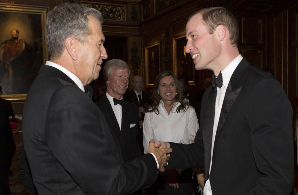 Testino saluda al príncipe Guillermo de Inglaterra en Windsor, en 2013.