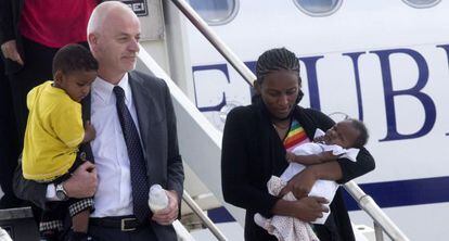 La joven sudanesa Mariam Ishaq y su beb&eacute; llegan al aeropuerto de Ciampino en las afueras de Roma (Italia)