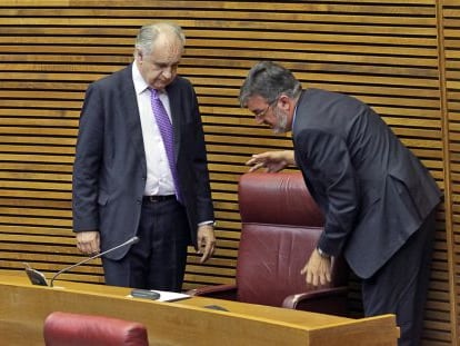 Un ujier de las Cortes ajusta el nuevo escaño de diputado no adscrito que ocupa Rafael Blasco.