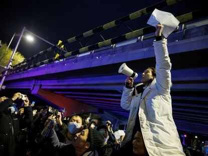 Un hombre sostiene hojas de papel en blanco en protesta por las restricciones en Pekín, el pasado 28 de noviembre.