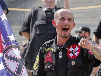 Un miembro del Ku Klux Klan durante la marcha.