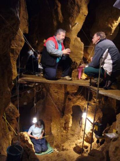 Svante Pääbo, a la derecha, junto a Marco de la Rasilla, en la Cueva de El Sidrón (Asturias), en 2007.