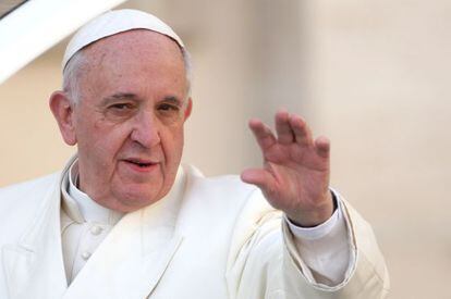 El papa Francisco saluda durante su audiencia semanal del mi&eacute;rcoles.  