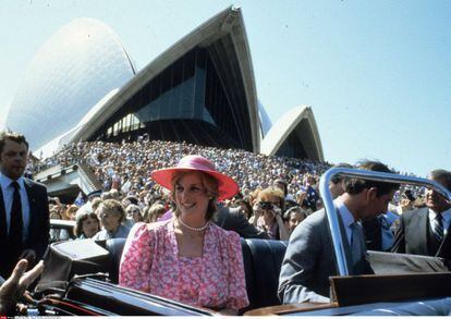 La princesa de Gales alcanzó una enorme popularidad tras su boda. Allá donde iba, atraía a incontables multitudes y su protagonismo opacaba, incluso, al del heredero al trono. Un ejemplo de ello fue la gira australiana que los príncipes realizaron en primavera de 1983, en la que una enorme masa de gente les recibió a su llegada a la Ópera de Sídney.