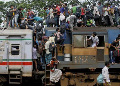 Un tren abarrotado de viajeros en la estación de Dhaka (Bangladesh). Los musulmanes viajan a sus lugares de origen para celebrar con sus familias el 'Eid al-Fitr' o fin del Ramadán.