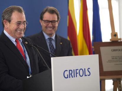 El presidente de Gr&iacute;fols, V&iacute;ctor Gr&iacute;fols, junto a Artur Mas.