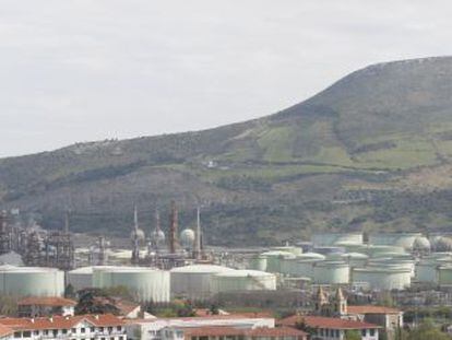 Vista de las instalaciones de Petronor desde el casco urbano de Muskiz.