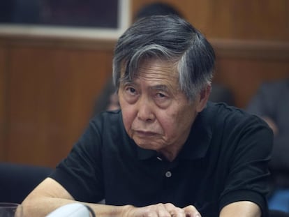 Alberto Fujimori asiste a su audiencia en una base policial de Lima, en octubre de 2013.