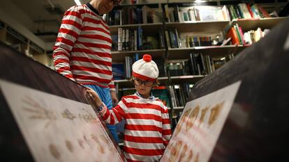 Un hombre y un niño, disfrazados del personaje Wally, en un evento en una librería de Londres en septiembre de 2019.