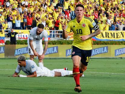 James Rodríguez de Colombia celebra su gol.