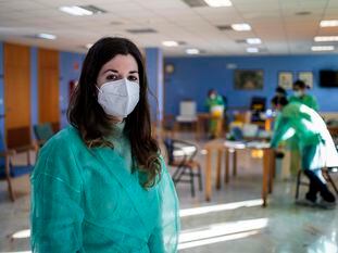 Susana Mirás, coordinadora de la vacunación en el área de Santiago, con otros miembros del dispositivo, en el geriátrico de Boqueixón (A Coruña).