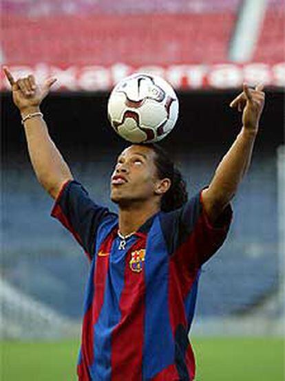 Ronaldinho, durante su presentación en el Camp Nou.