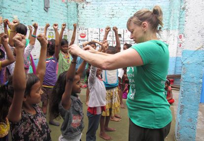 Belle Staurowsky, durante una de sus clases de artes marciales en India.