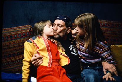 Willie Nelson junto a dos de sus hijas, en Las Vegas, el 18 de junio de 1980. 