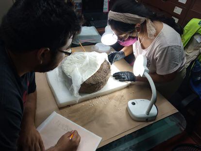 Investigadores del INAH analizan el marcador localizado en Chichén Itzá.