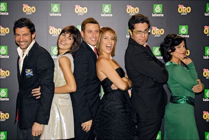El equipo de España Directo en 2008. De izquierda a derecha: Xavi Ortells, Yolanda Maniega, Enric Company, Pilar García Muñiz, Roberto Leal y María Ibáñez.