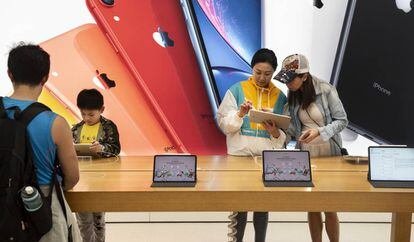 Visitantes en una tienda de Apple en Hong Kong.