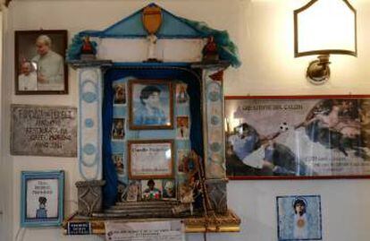 Un altar a Maradona en un bar de Nàpols.