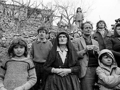 Residentes de un pueblo al norte de Albania tras la caída del régimen comunista en 1991.