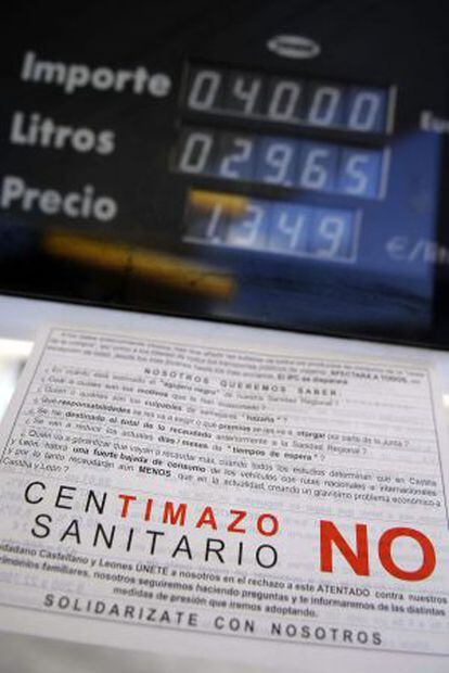 El cartel informativo colocado en una gasolinera de Valladolid en el que se anuncian los motivos del paro por la implantación del céntimo sanitario.