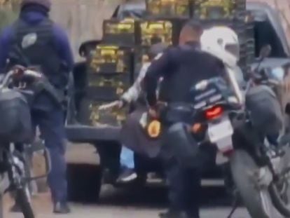 Dos policías de Cuernavaca son investigados por presunta venta de armas de fuego a civiles después de ser captados en un video difundido en redes sociales.