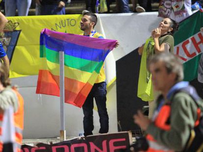 Francis Rivas anima a su equipo con la bandera del arcoíris.