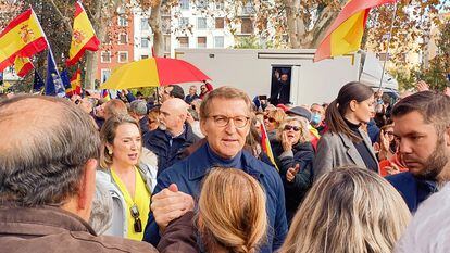 Alberto Núñez Feijóo, junto a Cuca Gamarra, a su llegada a la manifestación junto al templo de Debod, en Madrid, este domingo.