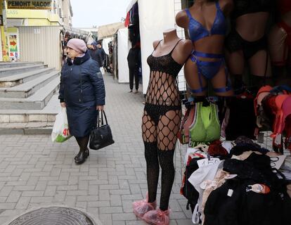 Un puesto de ropa interior femenina en el mercado Anholenko de Zaporiyia, este sábado.