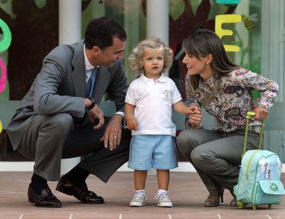Además de los actos oficiales, a lo largo de los años los príncipes de Asturias mostraron estampas más familiares como esta, acompañando a la infanta Leonor en uno de sus primeros días en la Escuela Infantil de la Guardia Real, el 5 de septiembre de 2007. 