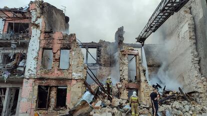 Equipos de rescate entre los escombros de un edificio destruido por un ataque ruso con misiles en Mikolaiv, en el sur de Ucrania, este jueves.