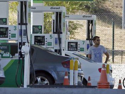 El regulador pide quitar las limitaciones a las estaciones de servicio sin trabajadores porque  benefician a los consumidores  con más variedad de precios