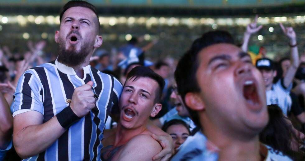 Aficionados del Grêmio celebran el triunfo en Porto Alegre