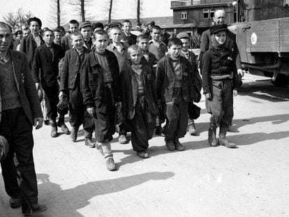 Liberaci&oacute;n de Buchenwald. Elie Wiesel es el cuarto en la fila de la izquierda.