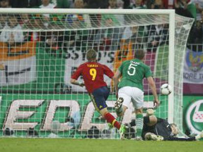 Torres marca uno de sus dos goles a Irlanda.