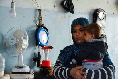 Qudna Fayad al Nasr, de 37 años, coge en brazos al pequeño de sus ocho hijos. Vive con ellos y su marido en una habitación de la escuela. Narra cómo hace unos meses un misil impactó en un tanque de agua en el patio del colegio mientras dormían. "¿Por qué nos bombardean a nosotros? ¿Es esto una infraestructura militar? Somos gente desplazada”, lamenta.