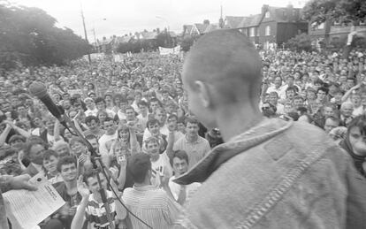 Sinéad O'Connor en un concierto por el 20º aniversario de la Marcha sobre la Embajada Británica en Dublín el 19 de agosto de 1989.