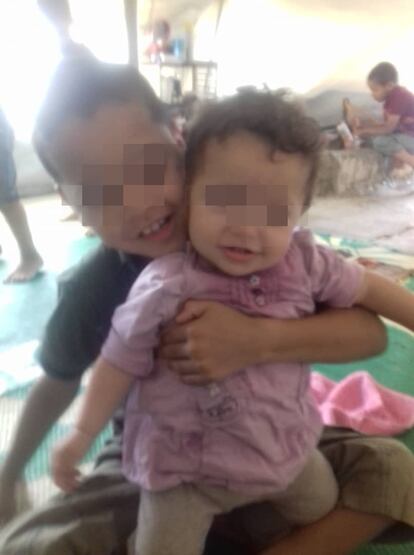 Desde la izquierda: Ibrahim (8 años) y Asiyah (10 meses), hijos de la española Luna Fernández, en una imagen tomada a finales de mayo en el campo sirio de Al Roj.